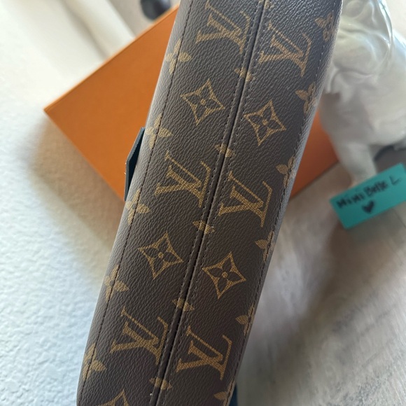 Louis Vuitton Monogram Magnetic Messenger Bag Canvas Crossbody - Picture 2 of 13